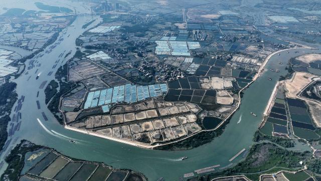 (251227) -- QINZHOU, Dec. 27, 2025 (Xinhua) -- An aerial drone photo taken on Dec. 27, 2025 shows a view of the Pinglu Canal in Qinzhou, south China's Guangxi Zhuang Autonomous Region. In winter, the Maowei Sea in Guangxi presents picturesque scenery. In recent years, Guangxi has implemented high-standard ecological protection of the marine environment in the Beibu Gulf, transforming the Maowei Sea into a new cultural and tourism landmark. (Xinhua/Zhang Ailin)