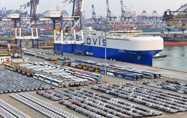 (251227) -- JINAN, Dec. 27, 2025 (Xinhua) -- This aerial drone photo taken on Dec. 27, 2025 shows vehicles to be exported at Yantai Port in east China's Shandong Province. Shandong's port cargo throughput this year exceeded 1.9 billion tonnes on Saturday, with container volume surpassing 47 million TEUs. (Photo by Tang Ke/Xinhua)