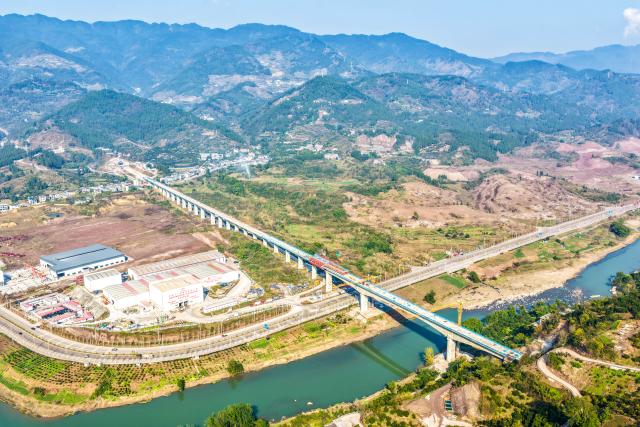 (251227) -- CHONGQING, Dec. 27, 2025 (Xinhua) -- This aerial drone photo taken on Dec. 27, 2025 shows the construction site of the Puli River grand bridge of the Xi'an-Chongqing high-speed railway in southwest China's Chongqing Municipality.
  The 1,044-meter bridge achieved its closure on Saturday. 
  The Xi'an-Chongqing high-speed railway line is part of China's high-speed rail network that centers around eight main vertical lines linking the north and south and eight horizontal lines connecting the east and west. (Xinhua/Tang Yi)
