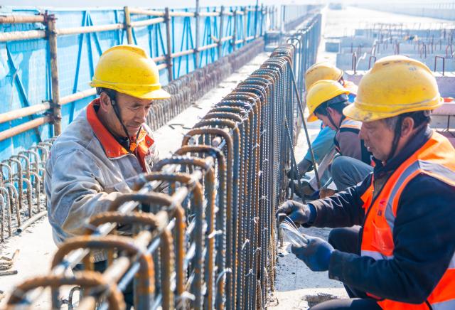 (251227) -- CHONGQING, Dec. 27, 2025 (Xinhua) -- Constructors work on the Puli River grand bridge of the Xi'an-Chongqing high-speed railway in southwest China's Chongqing Municipality, Dec. 27, 2025.
  The 1,044-meter bridge achieved its closure on Saturday. 
  The Xi'an-Chongqing high-speed railway line is part of China's high-speed rail network that centers around eight main vertical lines linking the north and south and eight horizontal lines connecting the east and west. (Xinhua/Tang Yi)