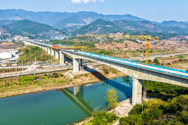 (251227) -- CHONGQING, Dec. 27, 2025 (Xinhua) -- This aerial drone photo taken on Dec. 27, 2025 shows the construction site of the Puli River grand bridge of the Xi'an-Chongqing high-speed railway in southwest China's Chongqing Municipality.
  The 1,044-meter bridge achieved its closure on Saturday. 
  The Xi'an-Chongqing high-speed railway line is part of China's high-speed rail network that centers around eight main vertical lines linking the north and south and eight horizontal lines connecting the east and west. (Xinhua/Tang Yi)