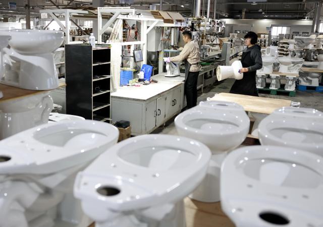 (251227) -- SHIJIAZHUANG, Dec. 27, 2025 (Xinhua) -- Workers work at a bathroom product manufacturer in Tangshan Port economic development zone in Tangshan, north China's Hebei Province, Dec. 26, 2025. Leveraging its geographical advantages, the economic development zone has developed industries such as high-quality steel, equipment manufacturing, fine chemicals, high-end bathroom product and new energy to boost high-quality economic growth. (Xinhua/Yang Shiyao)