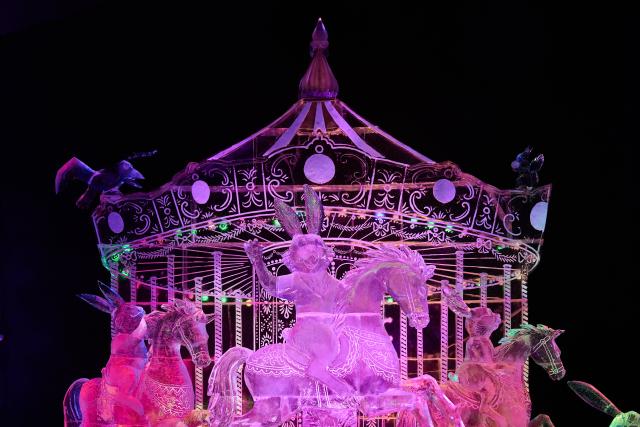 (251228) -- ST. PETERSBURG, Dec. 28, 2025 (Xinhua) -- This photo shows an exhibit titled "Carousel" at an ice sculpture festival in St. Petersburg, Russia, Dec. 27, 2025.
  The event kicked off here on Saturday. (Photo by Guo Feizhou/Xinhua)