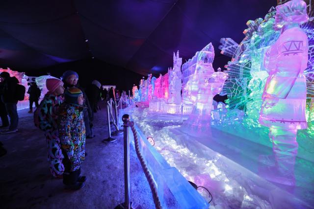 (251228) -- ST. PETERSBURG, Dec. 28, 2025 (Xinhua) -- People visit an ice sculpture festival in St. Petersburg, Russia, Dec. 27, 2025.
  The event kicked off here on Saturday. (Photo by Irina Motina/Xinhua)