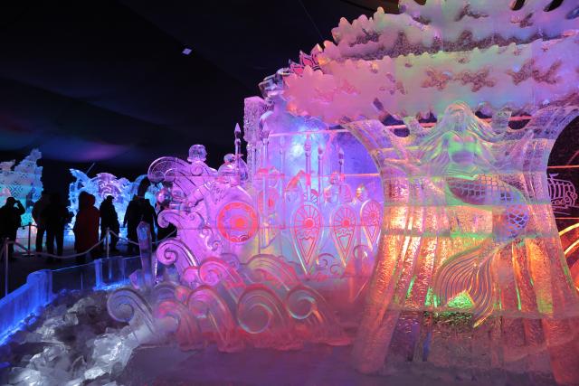 (251228) -- ST. PETERSBURG, Dec. 28, 2025 (Xinhua) -- People visit an ice sculpture festival in St. Petersburg, Russia, Dec. 27, 2025.
  The event kicked off here on Saturday. (Photo by Irina Motina/Xinhua)