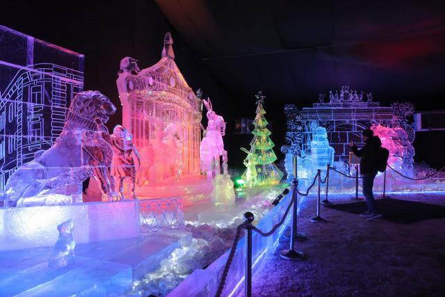 (251228) -- ST. PETERSBURG, Dec. 28, 2025 (Xinhua) -- A visitor takes photos of exhibits at an ice sculpture festival in St. Petersburg, Russia, Dec. 27, 2025.
  The event kicked off here on Saturday. (Photo by Irina Motina/Xinhua)