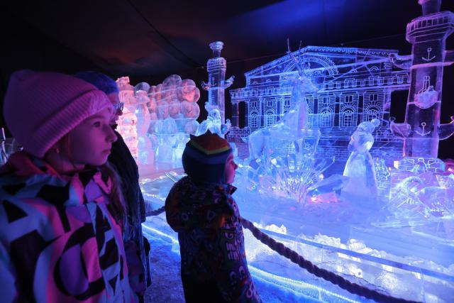 (251228) -- ST. PETERSBURG, Dec. 28, 2025 (Xinhua) -- People visit an ice sculpture festival in St. Petersburg, Russia, Dec. 27, 2025.
  The event kicked off here on Saturday. (Photo by Irina Motina/Xinhua)