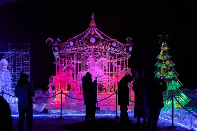 (251228) -- ST. PETERSBURG, Dec. 28, 2025 (Xinhua) -- People visit an ice sculpture festival in St. Petersburg, Russia, Dec. 27, 2025.
  The event kicked off here on Saturday. (Photo by Guo Feizhou/Xinhua)
