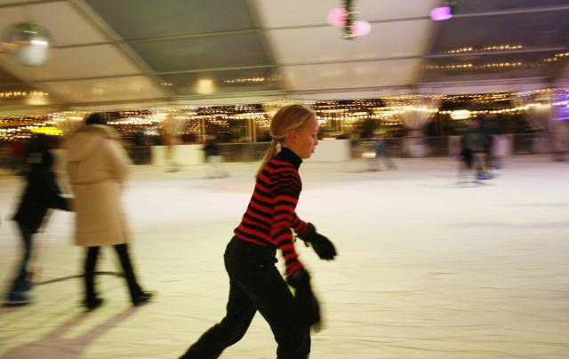 (251228) -- THE HAGUE, Dec. 28, 2025 (Xinhua) -- A girl skates on an ice rink in the Hague, the Netherlands, Dec. 27, 2025. (Xinhua/Shao Haijun)