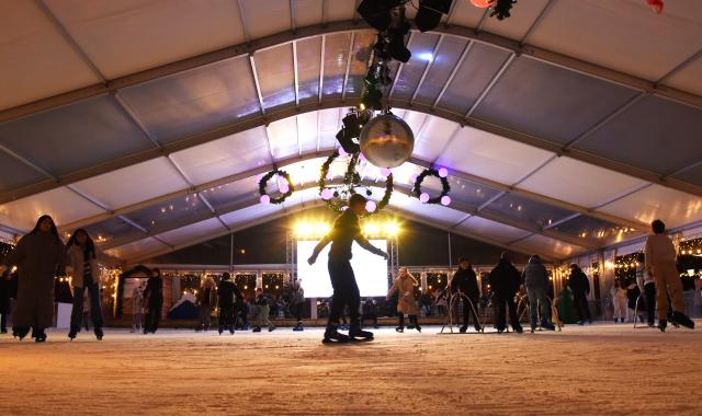 (251228) -- THE HAGUE, Dec. 28, 2025 (Xinhua) -- People skate on an ice rink in the Hague, the Netherlands, Dec. 27, 2025. (Xinhua/Shao Haijun)