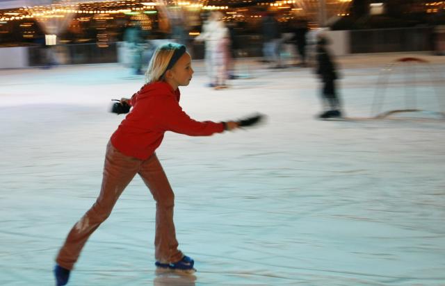 (251228) -- THE HAGUE, Dec. 28, 2025 (Xinhua) -- A girl skates on an ice rink in the Hague, the Netherlands, Dec. 27, 2025. (Xinhua/Shao Haijun)