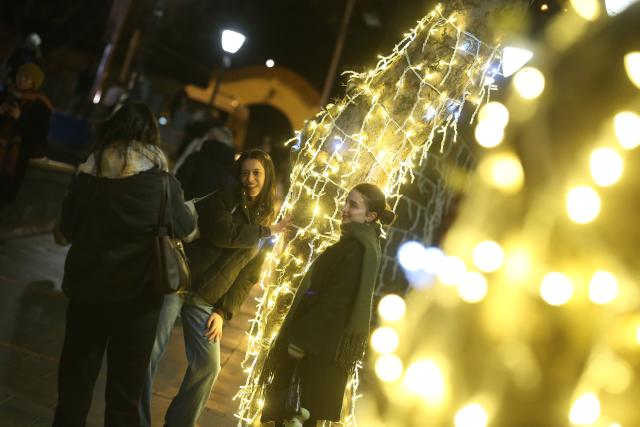(251228) -- ANKARA, Dec. 28, 2025 (Xinhua) -- People pose for photos with New Year's light decorations in Ankara, Türkiye, Dec. 27, 2025.
  As the New Year approaches, Ankara is in festive mood. (Mustafa Kaya/Handout via Xinhua)