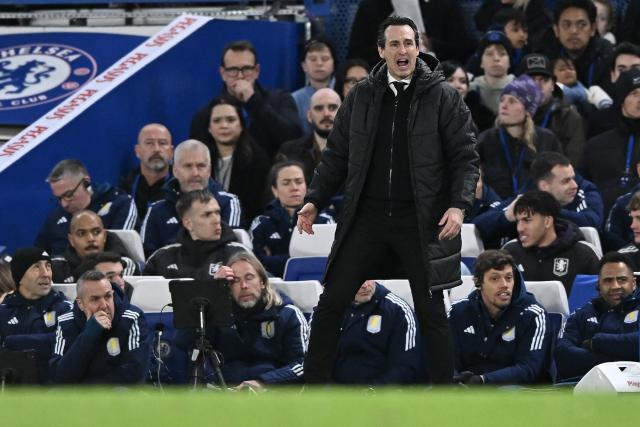 (251228) -- LONDON, Dec. 28, 2025 (Xinhua) -- Aston Villa's manager Unai Emery instructs during the English Premier League match between Chelsea and Aston Villa in London, Britain, Dec. 27, 2025. (Xinhua)