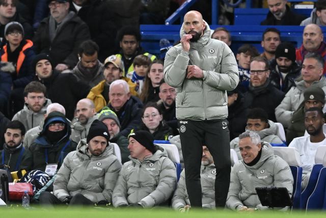 (251228) -- LONDON, Dec. 28, 2025 (Xinhua) -- Chelsea's assistant coach Willy Caballero instructs during the English Premier League match between Chelsea and Aston Villa in London, Britain, Dec. 27, 2025. (Xinhua)