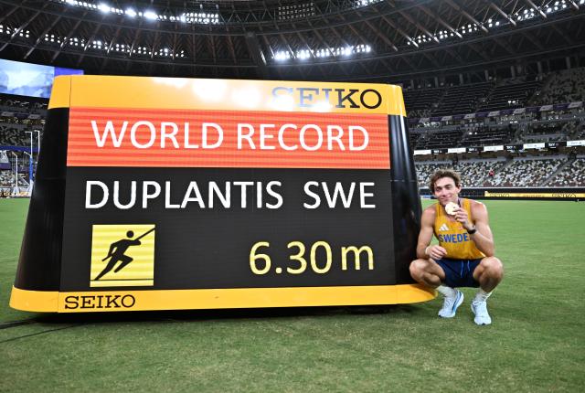 (251228) -- BEIJING, Dec. 28, 2025 (Xinhua) -- Here is Xinhua News Agency's selection of the 10 most significant pieces of international sports news in 2025: Men's pole vault entered uncharted territory at the 2025 World Athletics Championships in Tokyo from September 13 to 21, as Sweden's Armand Duplantis cleared 6.30 meters to break the world record for the 14th time. The event saw nine championship records fall, with American Sydney McLaughlin-Levrone breaking a 42-year-old championship record in women's 400m. The 2027 athletics worlds will be held at the National Stadium "Bird's Nest" in Beijing.
This file photo taken on Sept. 15, 2025 shows Armand Duplantis of Sweden posing with the screen showing his new world record after the men's pole vault final at the 2025 World Athletics Championships in Tokyo, Japan. (Xinhua/Song Yanhua)
