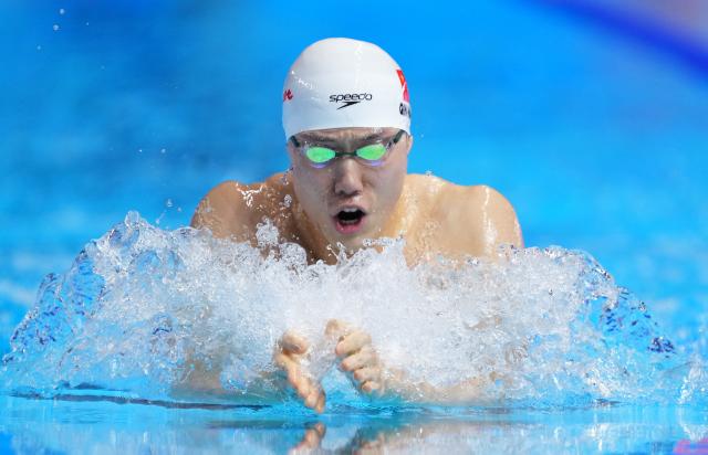 (251228) -- BEIJING, Dec. 28, 2025 (Xinhua) -- Here is Xinhua News Agency's selection of the 10 most significant pieces of international sports news in 2025: The World Aquatics Championships, held in Singapore from July 11 to August 3, produced three world records and 15 championship records in swimming events. Canadian teenager Summer McIntosh shone with four gold medals and one bronze.
China's breaststroke specialist Qin Haiyang claimed two golds, one silver and one bronze, finishing as the only Asian swimmer in the gold medal standings. Then-12-year-old Yu Zidi earned bronze with China's women's 4x200m freestyle relay team, becoming the youngest swimming medalist at the worlds.
This file photo taken on Aug. 1, 2025 shows Qin Haiyang of China competing during the men's 200m breaststroke final at the World Aquatics Championships in Singapore. (Xinhua/Wu Zhizun)