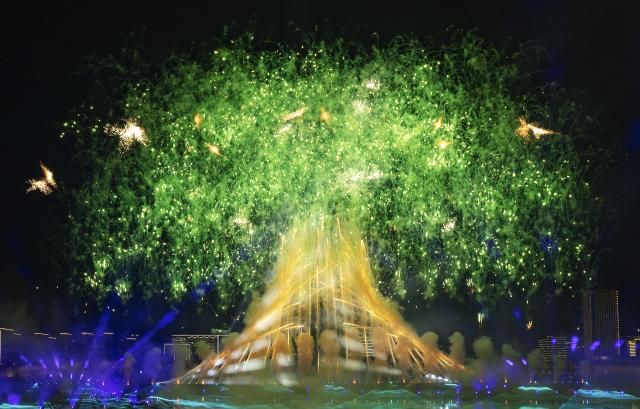 (251228) -- BEIJING, Dec. 28, 2025 (Xinhua) -- Here is Xinhua News Agency's selection of the 10 most significant pieces of international sports news in 2025: From February 7 to 14, the 9th Asian Winter Games were held in Harbin, attracting more than 1,200 athletes from 34 countries and regions, the largest participation in the event's history. China topped the medal table with 32 gold, 27 silver and 26 bronze medals, while sports delegations including Chinese Taipei and Thailand achieved medal breakthroughs.
Chengdu hosted the 12th World Games from August 7 to 17, welcoming nearly 4,000 athletes from 116 countries and regions. The event highlighted the appeal of non-Olympic sports, with disciplines such as lacrosse, korfball and sambo showcasing the diversity and global reach of the Games.
This file photo taken on Aug. 7, 2025 shows fireworks exploding during the opening ceremony of the World Games 2025 in Chengdu, southwest China's Sichuan Province. (Xinhua/Chen Yichen)