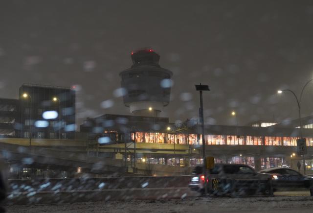 (251228) -- BEIJING, Dec. 28, 2025 (Xinhua) -- The control tower of LaGuardia Airport is pictured during a snowstorm in New York, the United States, on Dec. 26, 2025.
  A snowstorm hit New York on Friday, which has caused flight delays and cancellations. (Xinhua/Zhang Fengguo)