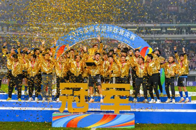 (251228) -- BEIJING, Dec. 28, 2025 (Xinhua) -- Champion Team Yongzhou celebrate victory during the awarding ceremony for the 2025 Hunan Football League in Changsha, central China's Hunan Province, Dec. 27, 2025. (Xinhua/Chen Sihan)
