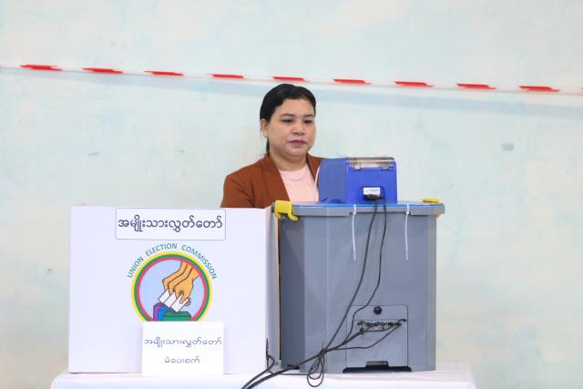 (251228) -- YANGON, Dec. 28, 2025 (Xinhua) -- A voter uses an electronic voting machine to cast her ballot at a polling station in Yangon, Myanmar, Dec. 28, 2025.
  Myanmar kicked off its 2025 multi-party democratic general election with the first phase held on Sunday.
  The general election is scheduled to be held in three phases, with the second phase set for Jan. 11, 2026, followed by the third phase on Jan. 25. (Xinhua/Myo Kyaw Soe)