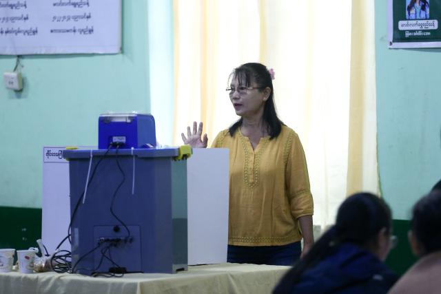 (251228) -- YANGON, Dec. 28, 2025 (Xinhua) -- A voter uses an electronic voting machine to cast her ballot at a polling station in Yangon, Myanmar, Dec. 28, 2025.
  Myanmar kicked off its 2025 multi-party democratic general election with the first phase held on Sunday.
  The general election is scheduled to be held in three phases, with the second phase set for Jan. 11, 2026, followed by the third phase on Jan. 25. (Xinhua/Myo Kyaw Soe)