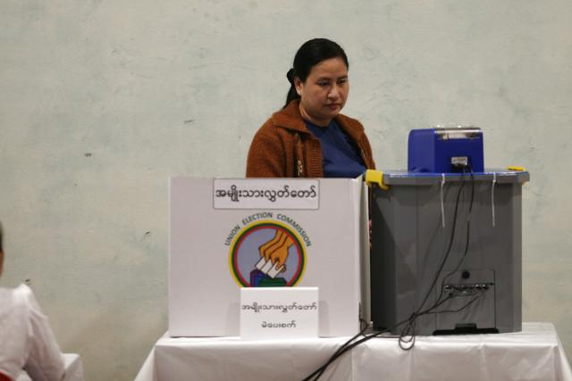 (251228) -- YANGON, Dec. 28, 2025 (Xinhua) -- A voter uses an electronic voting machine to cast her ballot at a polling station in Yangon, Myanmar, Dec. 28, 2025.
  Myanmar kicked off its 2025 multi-party democratic general election with the first phase held on Sunday.
  The general election is scheduled to be held in three phases, with the second phase set for Jan. 11, 2026, followed by the third phase on Jan. 25. (Xinhua/Myo Kyaw Soe)