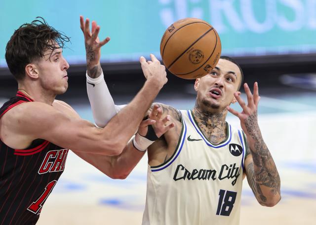 (251228) -- CHICAGO, Dec. 28, 2025 (Xinhua) -- Kyle Kuzma (R) of Milwaukee Bucks battles for a rebound with Zach Collins of Chicago Bulls during NBA regular season basketball game between Milwaukee Bucks and Chicago Bulls at United Center in Chicago, the United States, on Dec. 27, 2025. (Photo by Joel Lerner/Xinhua)