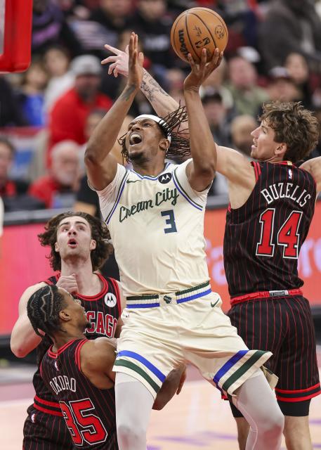(251228) -- CHICAGO, Dec. 28, 2025 (Xinhua) -- Myles Turner (2nd R) of Milwaukee Bucks drives to the basket during NBA regular season basketball game between Milwaukee Bucks and Chicago Bulls at United Center in Chicago, the United States, on Dec. 27, 2025. (Photo by Joel Lerner/Xinhua)