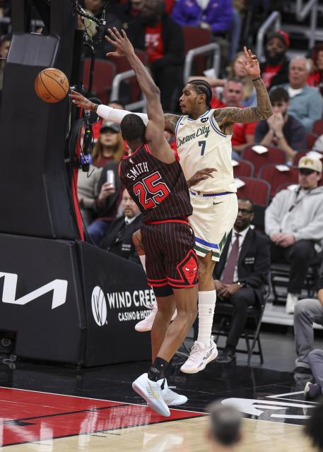(251228) -- CHICAGO, Dec. 28, 2025 (Xinhua) -- Kevin Porter Jr. (R) of Milwaukee Bucks passes the ball during NBA regular season basketball game between Milwaukee Bucks and Chicago Bulls at United Center in Chicago, the United States, on Dec. 27, 2025. (Photo by Joel Lerner/Xinhua)