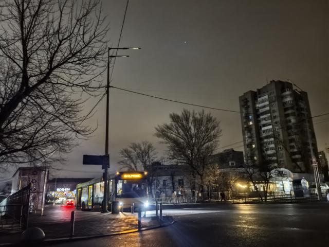 (251228) -- KIEV, Dec. 28, 2025 (Xinhua) -- This photo shows a street during a power outage in Kiev, capital of Ukraine, Dec. 27, 2025.
  At least two persons were killed and 46 others were injured in Russian strikes on the Ukrainian capital and its outskirts in the early hours of Saturday, local authorities said. (Xinhua/Li Dongxu)