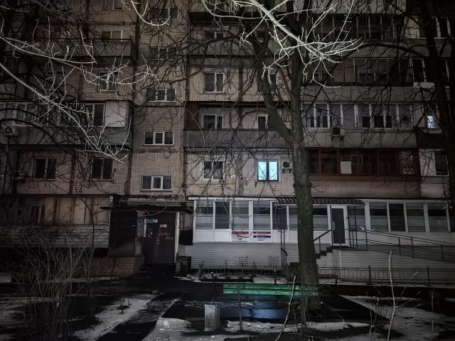 (251228) -- KIEV, Dec. 28, 2025 (Xinhua) -- This photo shows a building during a power outage in Kiev, capital of Ukraine, Dec. 27, 2025.
  At least two persons were killed and 46 others were injured in Russian strikes on the Ukrainian capital and its outskirts in the early hours of Saturday, local authorities said. (Xinhua/Li Dongxu)