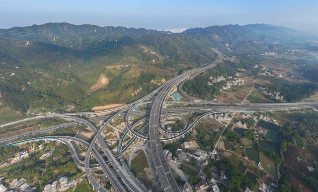 (251228) -- YANGCHUN, Dec. 28, 2025 (Xinhua) -- An aerial drone photo taken on Dec. 28, 2025 shows a section of the expressway linking the cities of Yangchun and Xinyi in south China's Guangdong Province.
  This 142-kilometer expressway in the northwestern part of Guangdong opened to traffic on Sunday. It slashes travel time between the two cities to just 70 minutes. (Xinhua/Deng Hua)