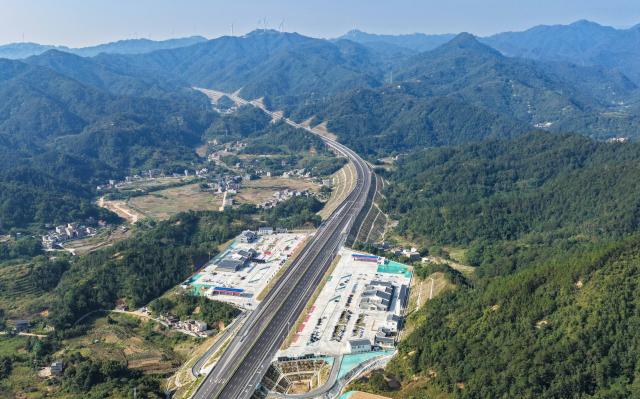 (251228) -- YANGCHUN, Dec. 28, 2025 (Xinhua) -- An aerial drone photo taken on Dec. 28, 2025 shows a section of the expressway linking the cities of Yangchun and Xinyi in south China's Guangdong Province.
  This 142-kilometer expressway in the northwestern part of Guangdong opened to traffic on Sunday. It slashes travel time between the two cities to just 70 minutes. (Xinhua/Deng Hua)