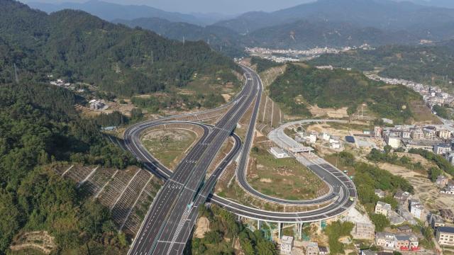 (251228) -- YANGCHUN, Dec. 28, 2025 (Xinhua) -- An aerial drone photo taken on Dec. 28, 2025 shows a section of the expressway linking the cities of Yangchun and Xinyi in south China's Guangdong Province.
  This 142-kilometer expressway in the northwestern part of Guangdong opened to traffic on Sunday. It slashes travel time between the two cities to just 70 minutes. (Xinhua/Deng Hua)
