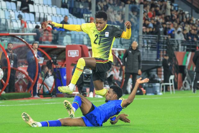 (251228) -- MOROCCO, Dec. 28, 2025 (Xinhua) -- Allan Okello (top) of Uganda vies with Ibrahim Hamad of Tanzania during the group C match between Tanzania and Uganda at the Africa Cup of Nations 2025 in Rabat, Morocco, Dec. 27, 2025. (Photo by Hajarah Nalwadda/Xinhua)