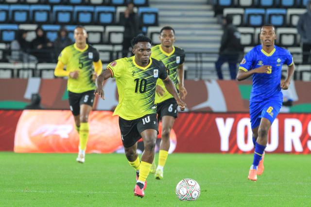 (251228) -- MOROCCO, Dec. 28, 2025 (Xinhua) -- Travis Mutyaba (front) of Uganda competes during the group C match between Tanzania and Uganda at the Africa Cup of Nations 2025 in Rabat, Morocco, Dec. 27, 2025. (Photo by Hajarah Nalwadda/Xinhua)
