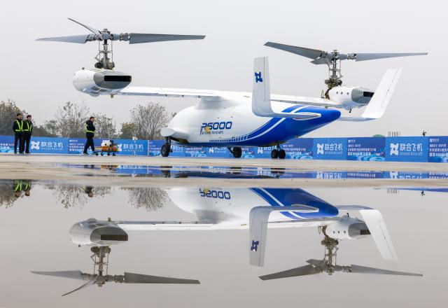 (251228) -- DEYANG, Dec. 28, 2025 (Xinhua) -- A Lanying R6000 tiltrotor unmanned aerial vehicle (UAV) is about to take off in Deyang City, southwest China's Sichuan Province, Dec. 28, 2025.
  The Lanying R6000, a 6-ton tiltrotor UAV developed by China's United Aircraft, completed its maiden flight here on Sunday, marking a new step in the country's ambitions in advanced vertical-lift aviation.
  The UAV has a payload capacity of up to 2,000 kg, with a maximum cruising speed of 550 km per hour and a range of about 4,000 km at altitudes up to 7,620 m. (Photo by Yin Gang/Xinhua)