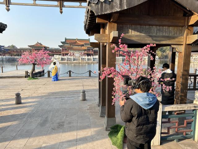 (251228) -- DONGYANG, Dec. 28, 2025 (Xinhua) -- Crew of a micro-short drama shoot at Hengdian World Studio in Dongyang, east China's Zhejiang Province, Dec. 25, 2025. TO GO WITH: "China Focus: AI's growing role in storytelling, from script to screen" (Xinhua/Liu Ziyi)