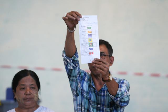 (251228) -- YANGON, Dec. 28, 2025 (Xinhua) -- An official of the Union Election Commission displays a ballot to count during the general election at a polling station in Yangon, Myanmar, Dec. 28, 2025. Myanmar kicked off its 2025 multi-party democratic general election with the first phase held on Sunday.
  The general election is scheduled to be held in three phases, with the second phase set for Jan. 11, 2026, followed by the third phase on Jan. 25. (Xinhua/Myo Kyaw Soe)