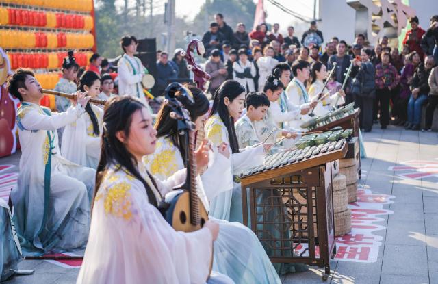 (251228) -- CIXI, Dec. 28, 2025 (Xinhua) -- People watch performance during a folk culture fair in Cixi, east China's Zhejiang Province, Dec. 28, 2025. (Xinhua/Xu Yu)