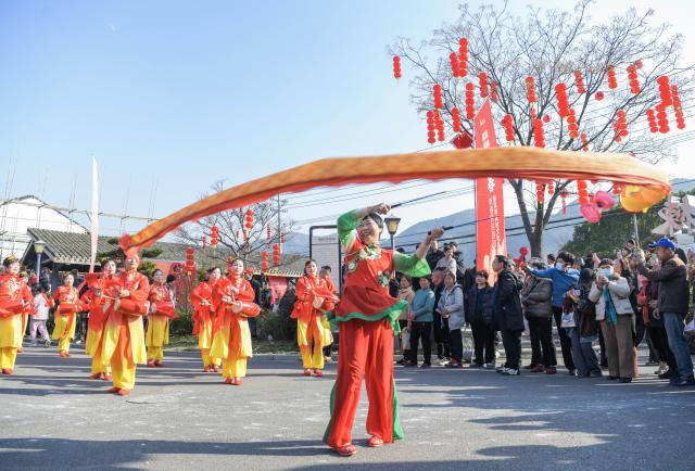 (251228) -- CIXI, Dec. 28, 2025 (Xinhua) -- Villagers perform during a folk culture fair in Cixi, east China's Zhejiang Province, Dec. 28, 2025. (Xinhua/Xu Yu)