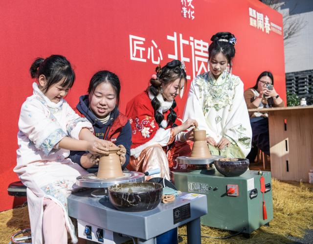 (251228) -- CIXI, Dec. 28, 2025 (Xinhua) -- People experience celadon making during a folk culture fair in Cixi, east China's Zhejiang Province, Dec. 28, 2025. (Xinhua/Xu Yu)