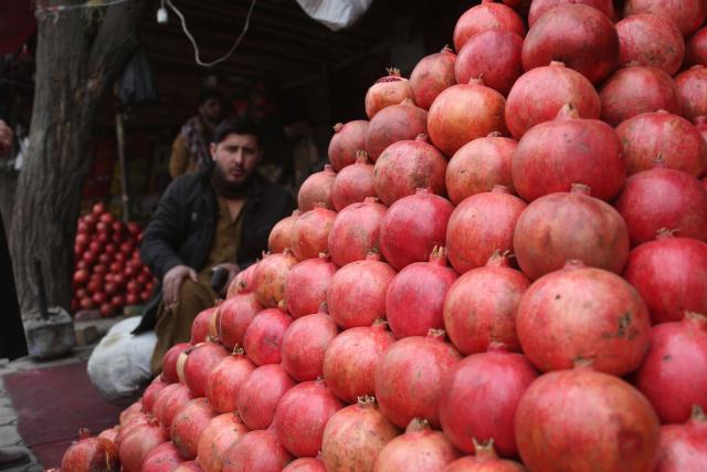 (251228) -- KABUL, Dec. 28, 2025 (Xinhua) -- Pomegranates for sale are pictured in Kabul, Afghanistan, on Dec. 28, 2025. Afghanistan has exported pomegranates from Kandahar province to Qatar for the first time, as a significant step in efforts to expand the country's agricultural products to new international markets, local media Tolo news reported Saturday. (Photo by Saifurahman Safi/Xinhua)
