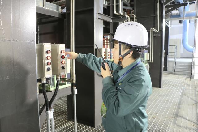 (251228) -- BISHKEK, Dec. 28, 2025 (Xinhua) -- A staff member works at a waste-to-energy plant in Bishkek, Kyrgyzstan, Dec. 27, 2025. A Chinese-funded waste-to-energy plant, which generates electricity from solid waste recycling, was launched here on Saturday. (Xinhua/Jiang Youlin)