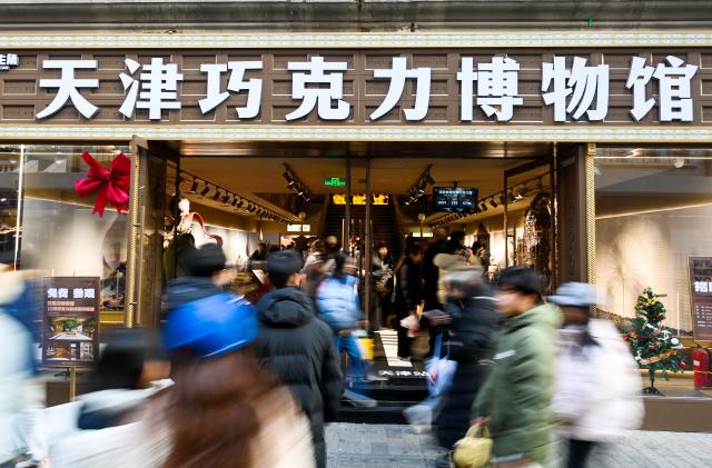 (251228) -- TIANJIN, Dec. 28, 2025 (Xinhua) -- This photo shows a chocolate museum in Tianjin, north China, Dec. 28, 2025. A chocolate museum has officially opened to the public in Tianjin. The museum displays more than 20 sets of handmade chocolate sculptures, with a total chocolate usage of nearly 10 tonnes. (Xinhua/Zhao Zishuo)