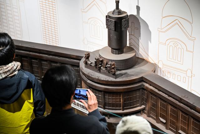 (251228) -- TIANJIN, Dec. 28, 2025 (Xinhua) -- Tourists visit a chocolate museum in Tianjin, north China, Dec. 28, 2025. A chocolate museum has officially opened to the public in Tianjin. The museum displays more than 20 sets of handmade chocolate sculptures, with a total chocolate usage of nearly 10 tonnes. (Xinhua/Zhao Zishuo)