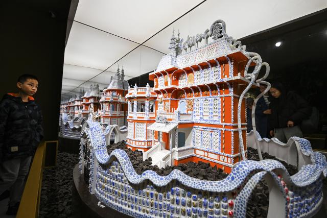 (251228) -- TIANJIN, Dec. 28, 2025 (Xinhua) -- Tourists visit a chocolate museum in Tianjin, north China, Dec. 28, 2025. A chocolate museum has officially opened to the public in Tianjin. The museum displays more than 20 sets of handmade chocolate sculptures, with a total chocolate usage of nearly 10 tonnes. (Xinhua/Zhao Zishuo)