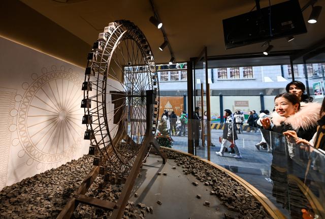 (251228) -- TIANJIN, Dec. 28, 2025 (Xinhua) -- Tourists visit a chocolate museum in Tianjin, north China, Dec. 28, 2025. A chocolate museum has officially opened to the public in Tianjin. The museum displays more than 20 sets of handmade chocolate sculptures, with a total chocolate usage of nearly 10 tonnes. (Xinhua/Zhao Zishuo)