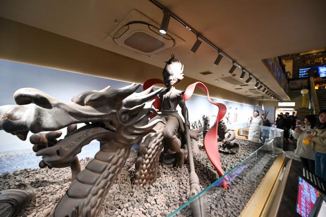 (251228) -- TIANJIN, Dec. 28, 2025 (Xinhua) -- Tourists visit a chocolate museum in Tianjin, north China, Dec. 28, 2025. A chocolate museum has officially opened to the public in Tianjin. The museum displays more than 20 sets of handmade chocolate sculptures, with a total chocolate usage of nearly 10 tonnes. (Xinhua/Zhao Zishuo)