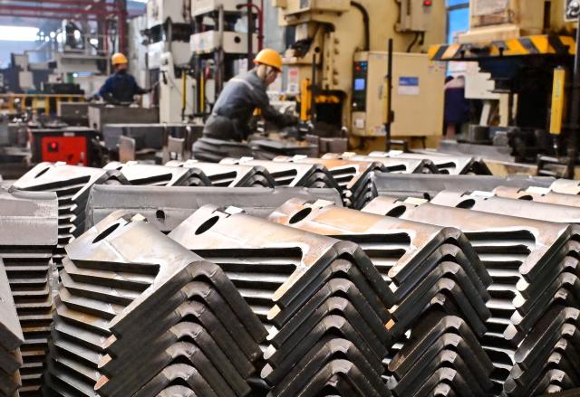 (251228) -- TANGSHAN, Dec. 28, 2025 (Xinhua) -- Staff members work at the workshop of an auto parts company in Fengnan District of Tangshan, north China's Hebei Province, Dec. 28, 2025. In recent years, Fengnan District of Tangshan has actively pursuing opportunities to develop new quality productive forces, boosting high-quality development. (Xinhua/Yang Shiyao)
